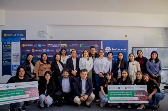 Winning teams and judges of the Circular Economy Challenge.