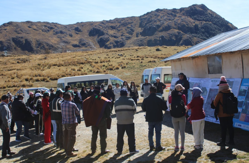 Students from I.E. Santa Rosa educational institution participate in a guided tour of the proposed Rontoccocha Regional Conservation Area - © IDMA